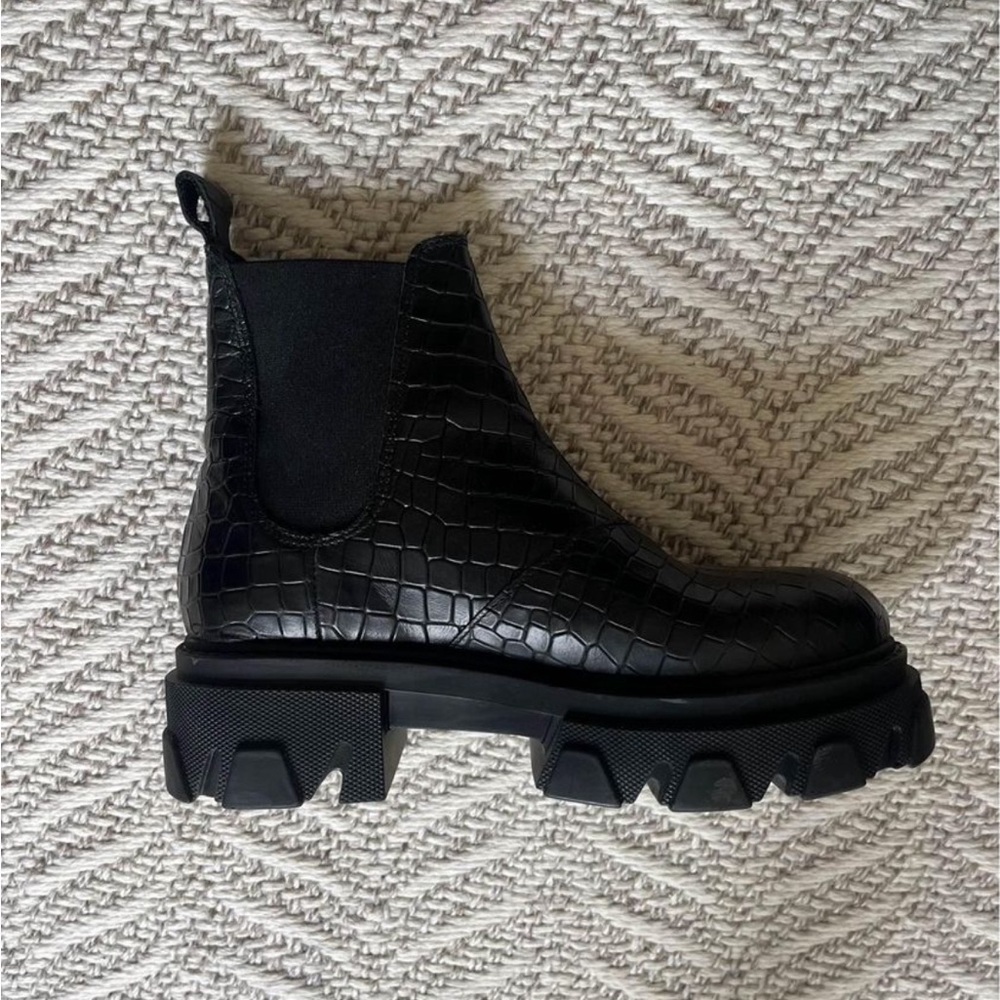 Sister x Soeur boots. Size 6.